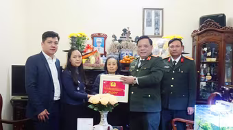 Đồng đội ngã xuống là sự hy sinh anh dũng, tô thắm lá cờ truyền thống của Công an Thủ đô