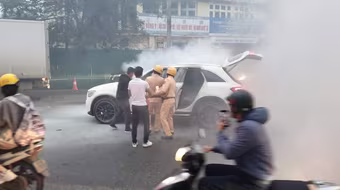 Cảnh sát giao thông giúp người dân dập tắt đám cháy xe ô tô