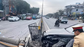 Ô tô mất lái đâm gãy cột đèn trên Quốc lộ 1A