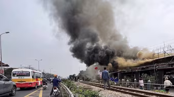 Cháy lớn dãy nhà nằm cạnh đường sắt khu vực huyện Gia Lâm