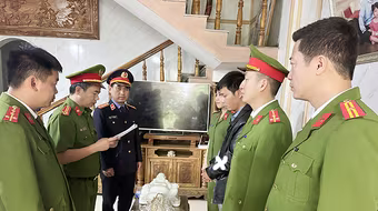 Bắt cán bộ địa chính chiếm đoạt hàng trăm triệu đồng