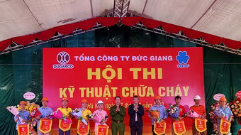 Các nữ công nhân đua tài chữa cháy, cứu người