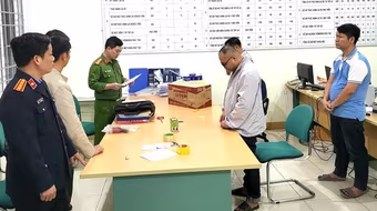 Bắt giám đốc và 2 cán bộ trung tâm sát hạch lái xe ở Hòa Bình