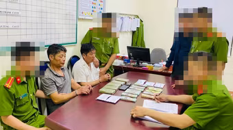 Khám xét khẩn cấp nơi ở của hai đối tượng vận chuyển 5 bánh heroin