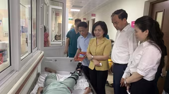 Thăm hỏi, tặng quà nạn nhân bị thương trong vụ tai nạn giao thông trên đường Xuân La