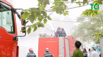 Y tá, bác sỹ, nhân viên Bệnh viện Đa khoa Quốc tế Thu Cúc thoát nạn trong tình huống cháy giả định