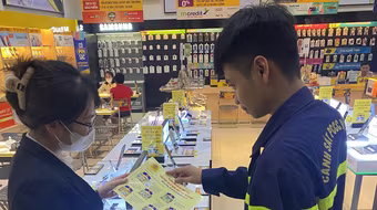 Hình ảnh ấn tượng về lính cứu hỏa gõ cửa trong đêm