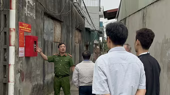 Hình ảnh Cảnh sát hướng dẫn cơ chế hoạt động chữa cháy của điểm chữa cháy công cộng ở huyện Hoài Đức