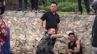 Cô gái nhanh trí đưa tên cướp giật manh động vào còng số 8