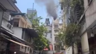 Người dân tự khống chế cháy nhà tại phố Hàng Hành