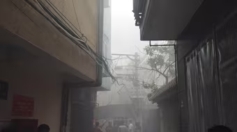 Dập tắt đám cháy tại nhà dân trong ngõ nhỏ ở quận Thanh Xuân