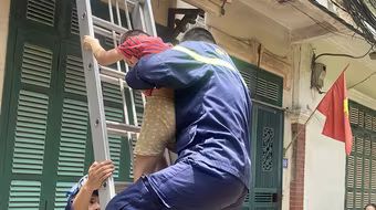 Công an quận Tây Hồ kịp thời cứu cháu bé mắc kẹt tại tầng 2