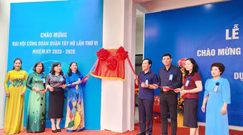 Gắn biển công trình cải tạo trường mầm non Nhật Tân