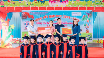 Trao mũ bảo hiểm đạt chuẩn, vì sự an toàn cho trẻ em