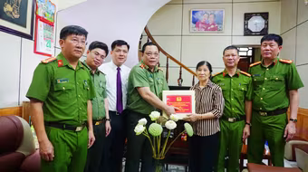 Giám đốc Công an Hà Nội tri ân các liệt sỹ quên mình vì sự bình yên của nhân dân