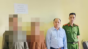 Giải cứu bé gái 15 tuổi bị quản thúc trong phòng kín của quán hát karaoke