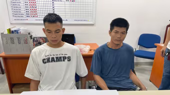 Bí mật bị lật tẩy trong khung chiếc xe máy màu đỏ