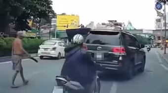Xác minh clip người đàn ông phi dao cắm vào kính ô tô