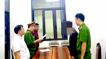 Bắt đối tượng có hành vi sử dụng người dưới 16 tuổi vào mục đích khiêu dâm