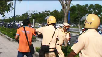 Tạm giữ đối tượng dùng mũ bảo hiểm tấn công cảnh sát