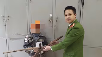 Công an quận Tây Hồ vận động người dân giao nộp súng tự chế và nhiều viên đạn