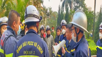 Kịp thời hướng dẫn nhiều người bị nạn trong vụ cháy phòng gom rác ở chung cư