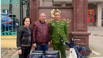 Đi chơi để quên xe máy ở vườn hoa