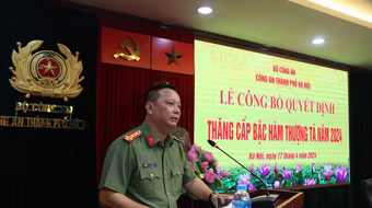 Công an Hà Nội tổ chức Lễ công bố, trao Quyết định thăng cấp hàm Thượng tá đối với 16 đồng chí