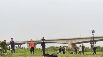 Hai học sinh đuối nước khi bơi sông Hồng