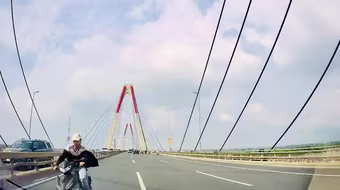 Khởi tố nam thanh niên đi xe máy vào làn ngược chiều trên cầu Nhật Tân