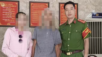 Cụ ông đi lạc trên cầu Nhật Tân được Công an giúp tìm người thân