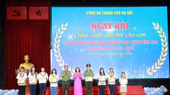 Công an Hà Nội tuyên dương con cán bộ, chiến sỹ đạt thành tích cao trong học tập