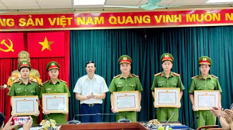 Khen thưởng 11 cá nhân có thành tích đột xuất trong đấu tranh với tội phạm