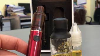 Phát hiện thủ đoạn bơm tinh dầu chứa chất ma tuý vào thuốc lá điện tử