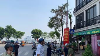 Ra quân xóa bỏ bục bệ, mái vẩy vi phạm trật tự đô thị tại quận Tây Hồ