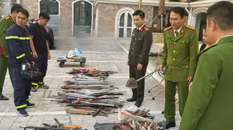 Công an quận Tây Hồ tiêu hủy hàng trăm vũ khí, vật liệu nổ và công cụ hỗ trợ