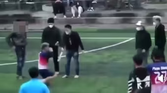 Điều tra vụ nhóm thanh niên cầm hung khí gây náo loạn sân bóng