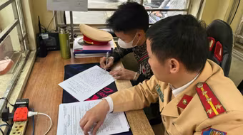 Xử phạt nam thanh niên đi xe máy vào đường cao tốc