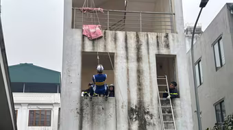 Hàng trăm học sinh thực hành trải nghiệm thoát nạn từ trên cao 