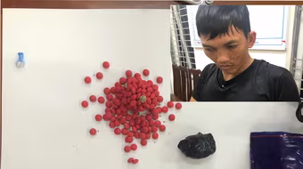 Nét mặt đáng nghi của gã trai giấu heroin trong người