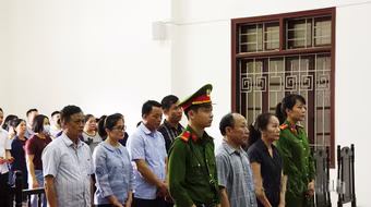 Nhóm nguyên cán bộ huyện Lạc Sơn lĩnh án tù