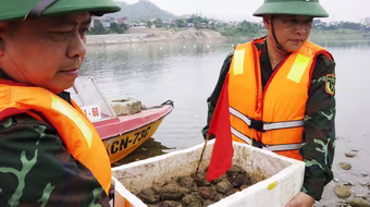 Trục vớt 26 vật nổ tồn sót sau chiến tranh dưới lòng sông Đà