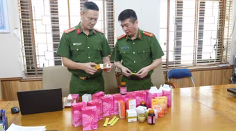 Phát hiện xe đầu kéo chở hàng chục tấn hàng lậu