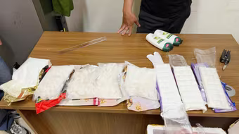 Phát hiện đối tượng giấu hơn 5,3kg ma tuý trong gói kẹo socola