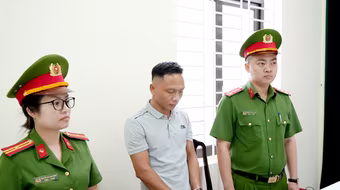 Khởi tố tài xế xe ô tô tải chở hơn 2 tấn hàng cấm