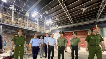 Giám đốc Công an thành phố Hà Nội kiểm tra hoạt động sản xuất, kinh doanh và công tác đấu tranh chống hàng lậu tại xã La Phù