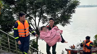 Kịp thời cứu nạn an toàn một phụ nữ nhảy xuống sông Hồng