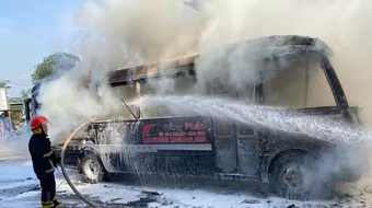 Xe chở khách 29 chỗ ngồi bốc cháy dữ dội khi đang lên dốc Chương Dương Độ