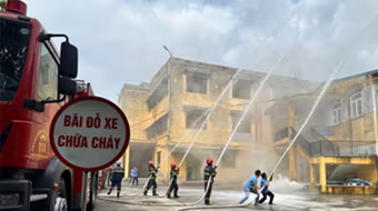 Giảng viên, cán bộ trường đại học tham gia diễn tập phương án chữa cháy và cứu nạn cứu hộ