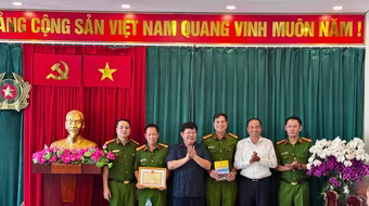 Khen thưởng đột xuất Công an phường Tây Hồ kịp thời bắt giữ tội phạm ma túy